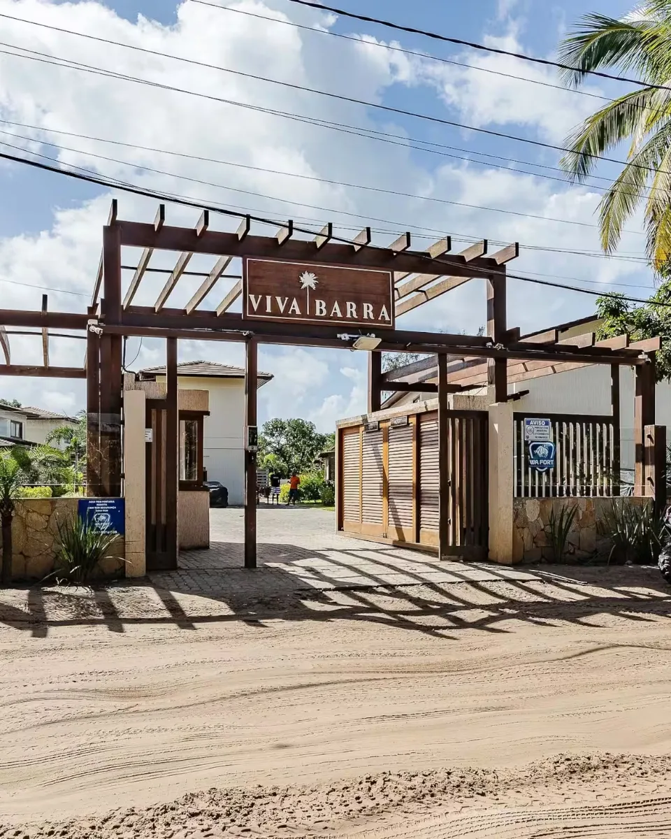 Portaria do condomínio Viva Barra, em rua de areia de Barra Grande