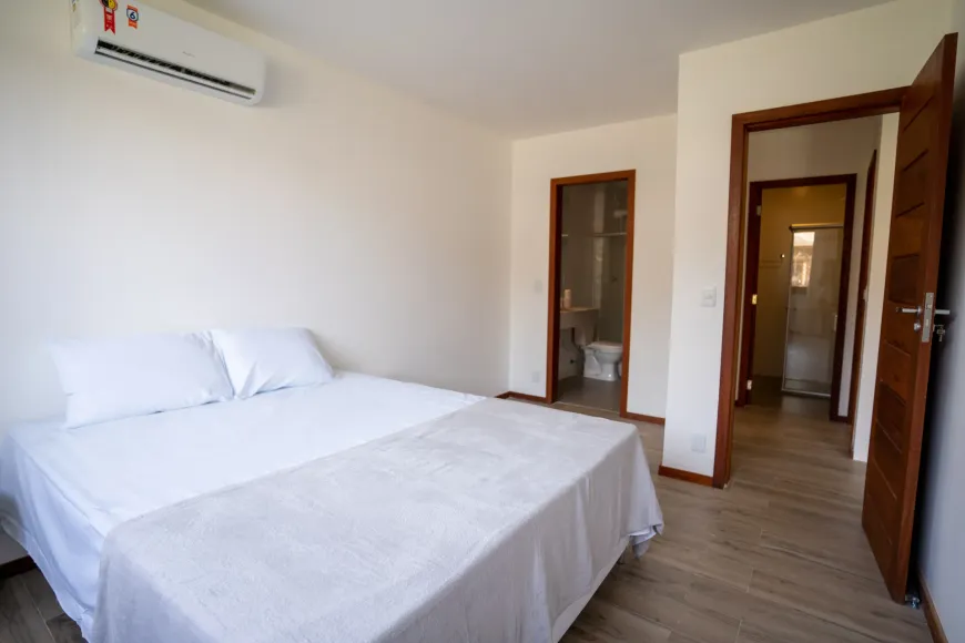 Cozinha completa com bancada e banquetas
